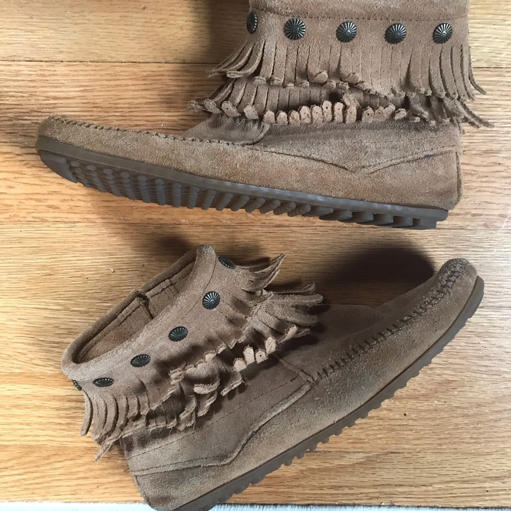Minnetonka booties with fringe detail size 9